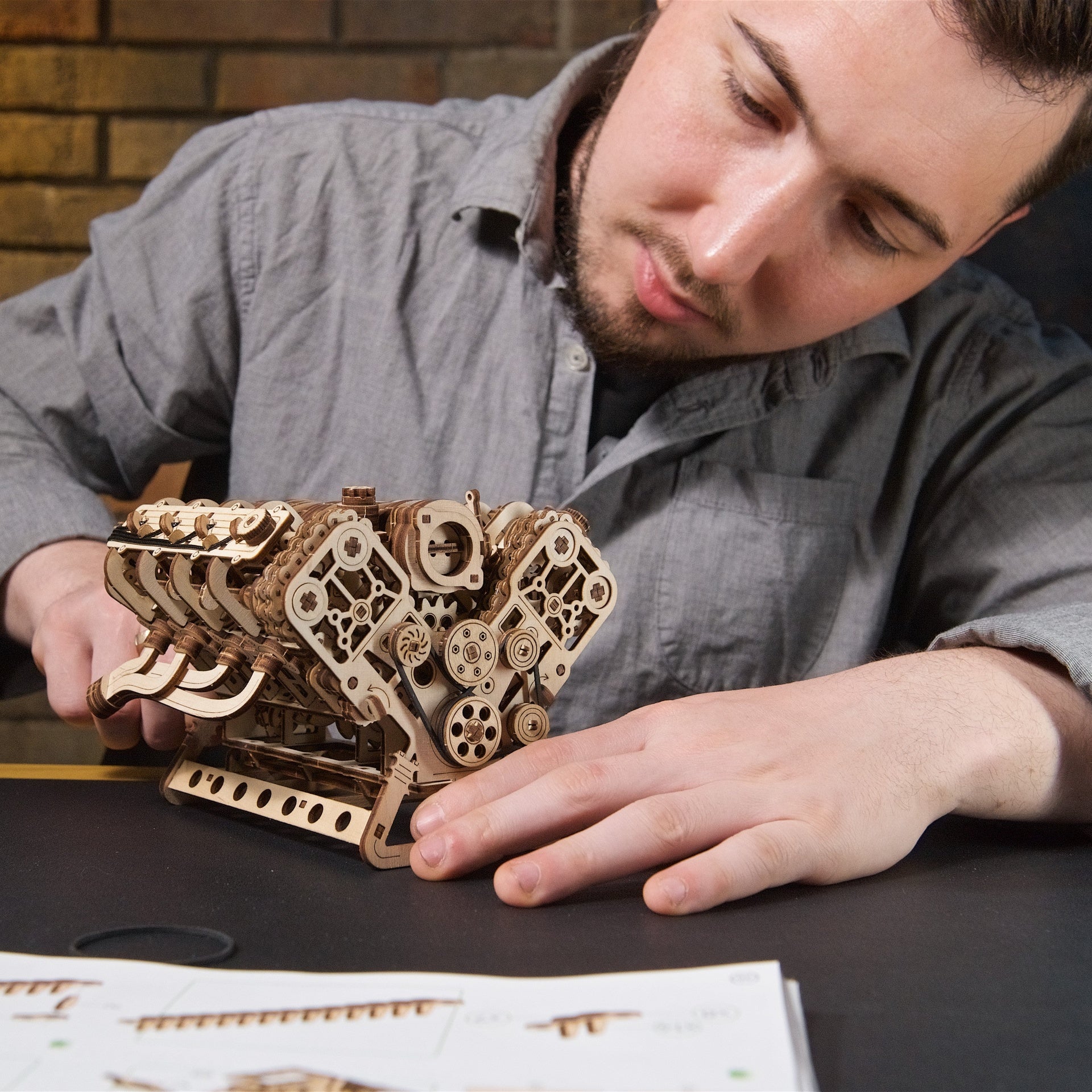 Ugears Mehaaniline mudel "V8 mootor"